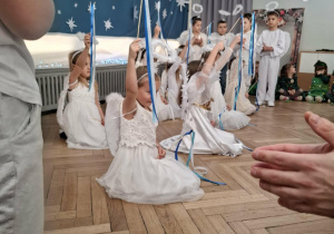 Taniec aniołków, dziewczynki ze wstążkami