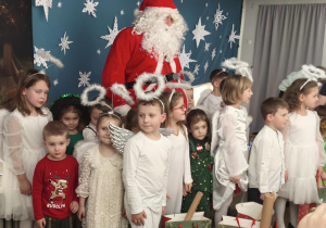 Spotkanie z Mikołajem, wręczanie upominków