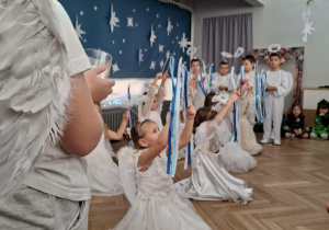 Taniec aniołków, dziewczynki ze wstążkami