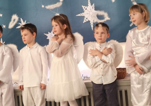 Dzieci występują w strojach aniołków . kolejno mówią swoje role
