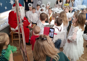 Spotkanie z Mikołajem, wręczanie upominków