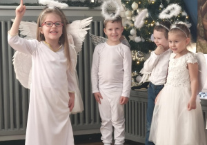 Dzieci występują w strojach aniołków . kolejno mówią swoje role