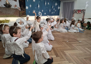 Taniec aniołków, chłopcy z lampionami