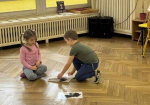 Zdjęcie przedstawia chłopca dobierającego obrazek do jego cienia.