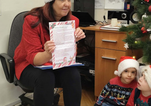 nauczyciel pokazuje dzieciom list od Mikolaja