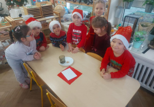 dzieci przychodzące rano zastały pusty talerz i kubek po mleku