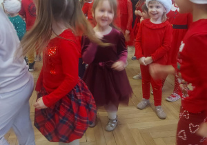 dzieci podczas zabaw z Panią Mikołajową