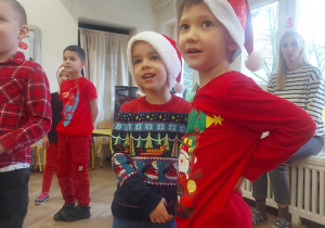chłopcy przyglądający się Mikołajowi