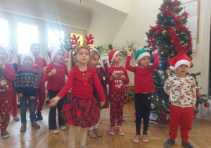 dzieci śpiewające piosenkę dla Mikołaja