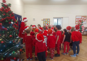 dzieci słuchające Pani Mikołajowej