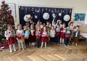 Zdjęcie przedstawia grupę dzieci, trzymających w rękach swoje Smutkozjadki.