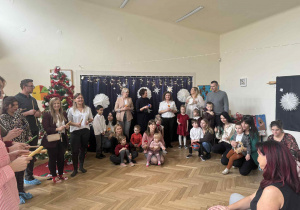 Zdjęcie przedstawia rodziców grających na instrumentach.