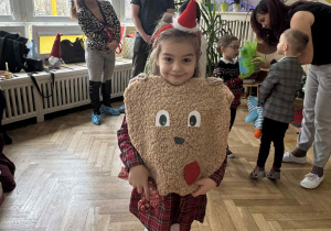 Zdjęcie przedstawia dziewczynkę ze swoim Smutkozjadkiem.