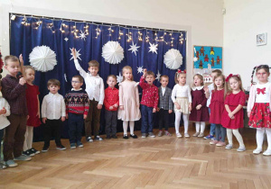 Zdjęcie przedstawia dzieci podczas występu.