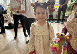 Zdjęcie przedstawia uśmiechniętą dziewczynkę ze swoim Smutkozjadkiem.