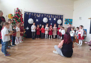 Zdjęcie przedstawia dzieci grające na instrumentach, podczas wystepu.