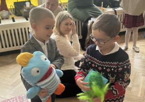 Zdjęcie przedstawia dwóch chłopców, trzymających Smutkozjadki.