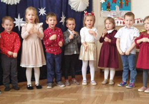 Zdjęcie przedstawia dzieci podczas występu.