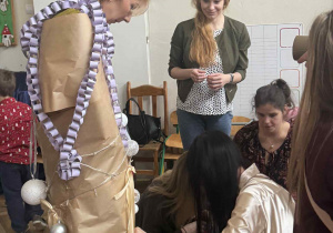 Zdjęcie przedstawia kobietę przebieraną za choinkę.