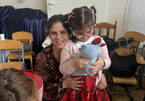 Zdjęcie przedstawia kobietę z dziewczynką, która w ręku trzyma swojego Smutkozjadka.