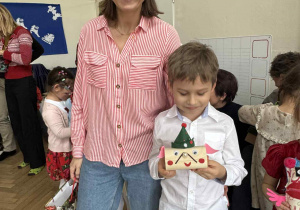 Zdjęcie przedstawia kobietę z chłopcem, który w ręku trzyma swojego Smutkozjadka.