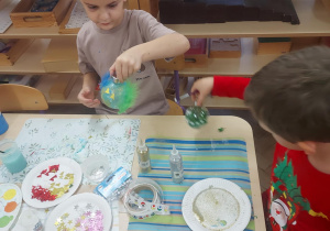 dzieci malujące bombki