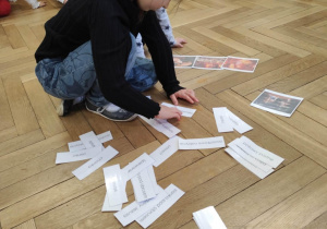 dziewczynka szuka podpisu do obrazka