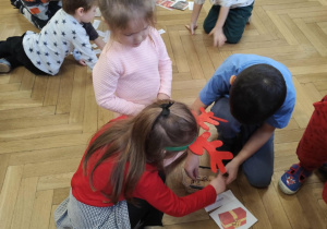 dzieci układają podpisy do kart związanych ze świętami