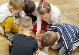 dzieci układają podpisy do kart związanych ze świętami