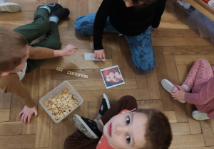 dzieci układają podpisy do kart związanych ze świętami