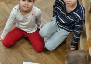 dzieci układają podpisy do kart związanych ze świętami