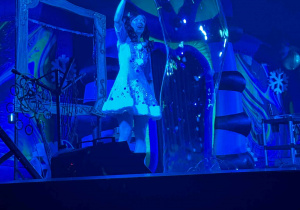 Zdjęcie przedstawia aktorkę tworzącą duże bańki.