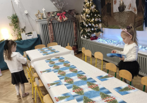 Dzieci nakrywają do stołu wigilijneg