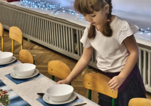 Dzieci nakrywają do stołu Wigilijneg