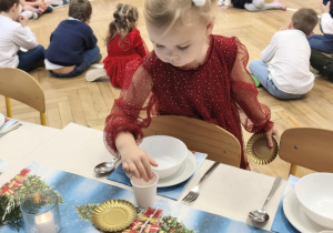 Dzieci nakrywają do stołu Wigilijneg