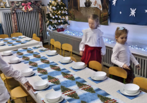 Dzieci nakrywają do stołu Wigilijneg