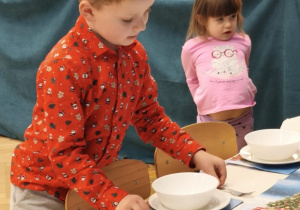 Dzieci nakrywają do stołu Wigilijneg