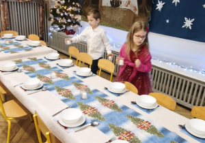 Dzieci nakrywają do stołu wigilijneg
