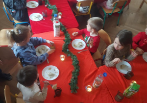 dzieci podczas wigilijnego obiadu