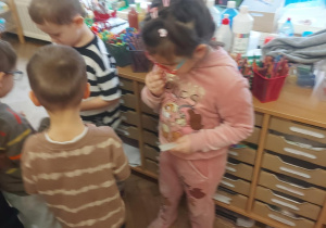 dzieci dzielące się opłatkiem