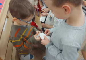 dzieci dzielące się opłatkiem