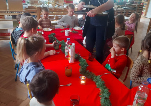 dzieci podczas wigilijnego obiadu