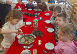 dzieci podczas wigilijnego obiadu
