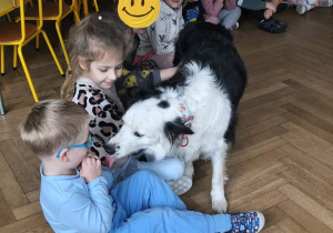 Na zdjęciu widzimy Lily, która próbuje dać "buziaka" chłopcu.