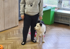 Na zdjęciu widzimy Lily i Panią Beatkę, które składają życzenia świąteczne dzieciom.