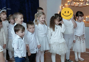 Na zdjęciu widzimy grupkę dzieci, które mówią wiersz.