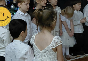 Na zdjęciu widzimy grupkę dzieci, które śpiewają piosenkę.