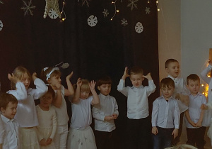 Na zdjęciu widzimy grupkę dzieci, które śpiewają piosenkę.