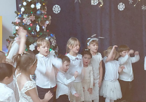 Na zdjęciu widzimy grupkę dzieci, które śpiewają piosenkę.