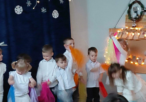 Na zdjęciu widzimy grupkę dzieci, które tańczą taniec z chustkami.